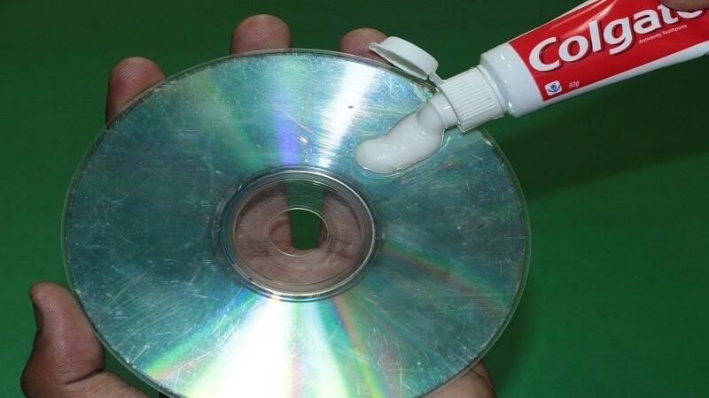 Repareer een bekraste dvd met tandpasta